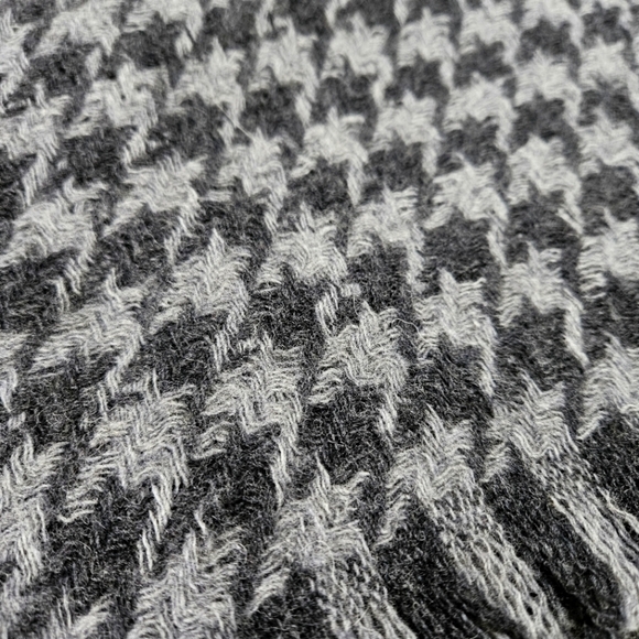 NEW J. Crew Oversized Gray Houndstooth Wool Blend Knit Scarf Unisex Made Italy - Picture 4 of 6